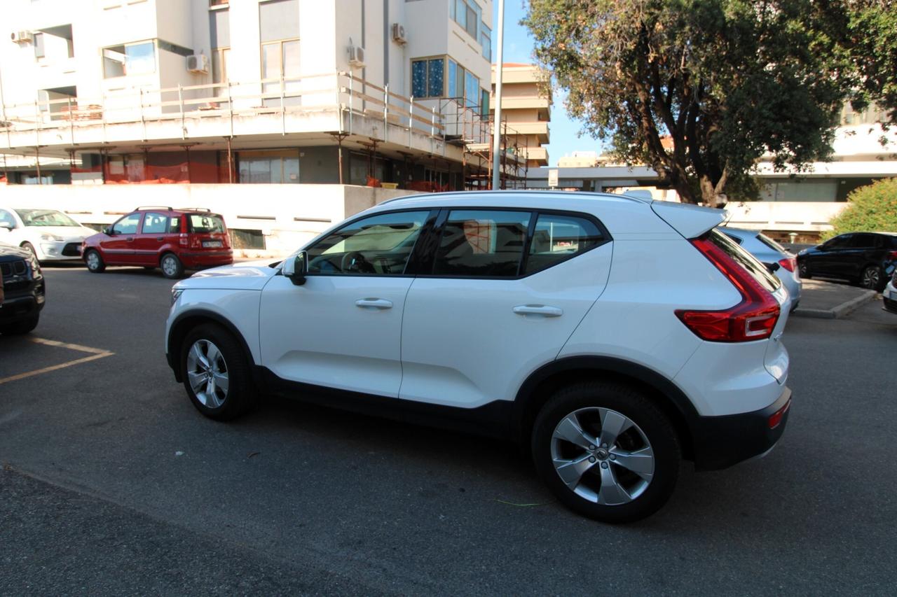 VOLVO XC40 MOMENTUM