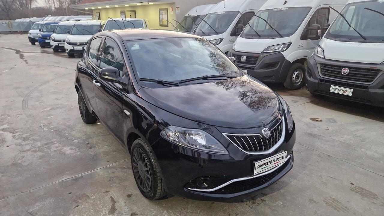 Lancia Ypsilon 1.0 FireFly 5 porte S&S Hybrid Ecochic Silver