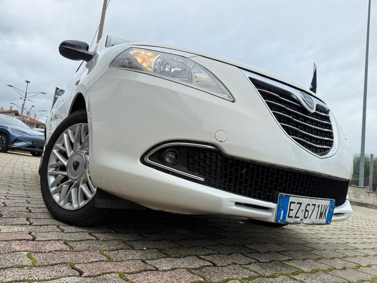 Lancia Ypsilon 1.2 69 CV 5 porte Gold