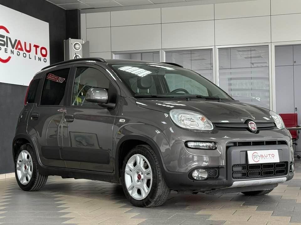 Fiat Panda 1.0 FireFly S&S Hybrid City Life con comandi al volante