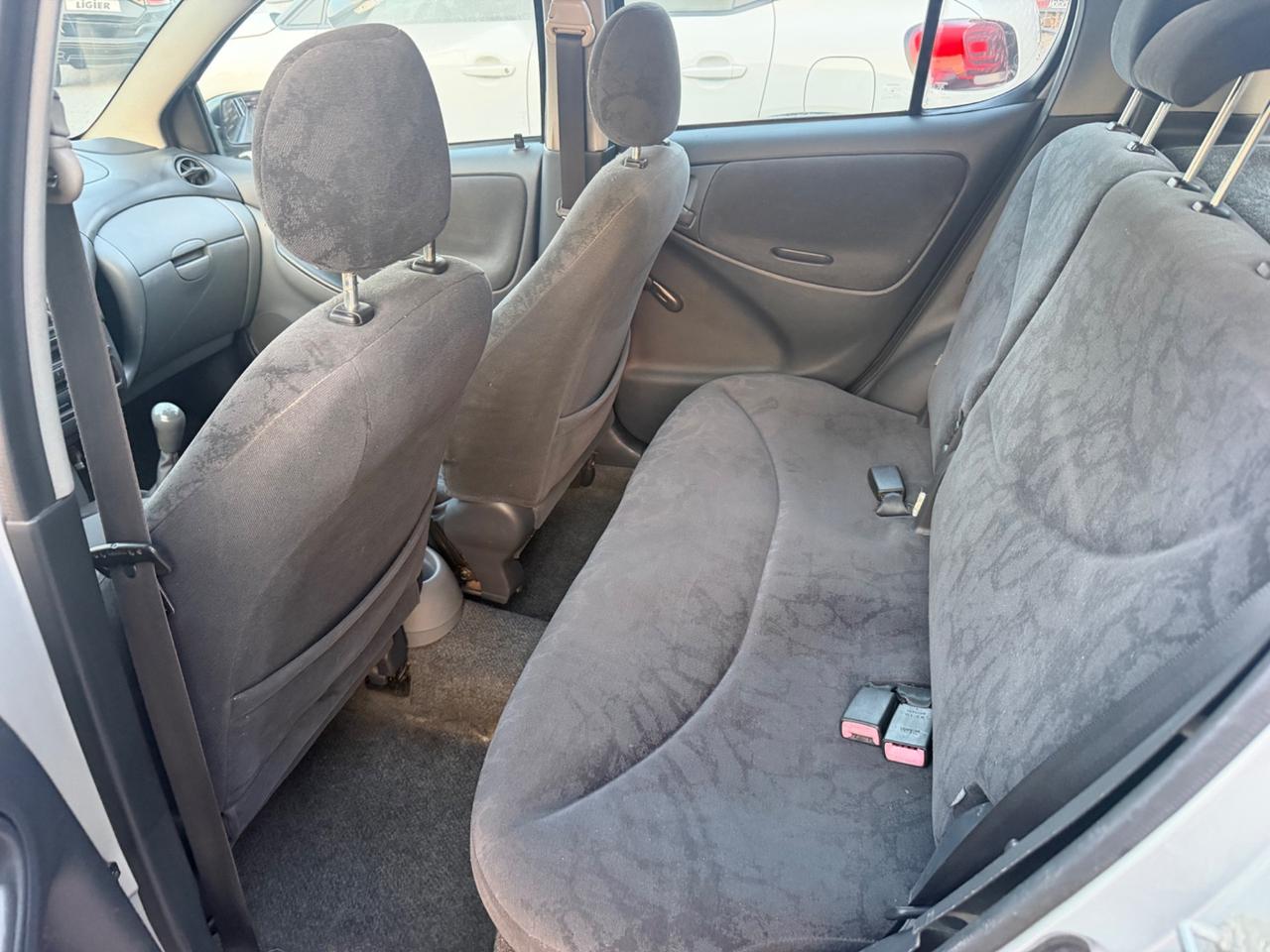 Toyota Yaris 1.0i 16V cat 5 porte Sol