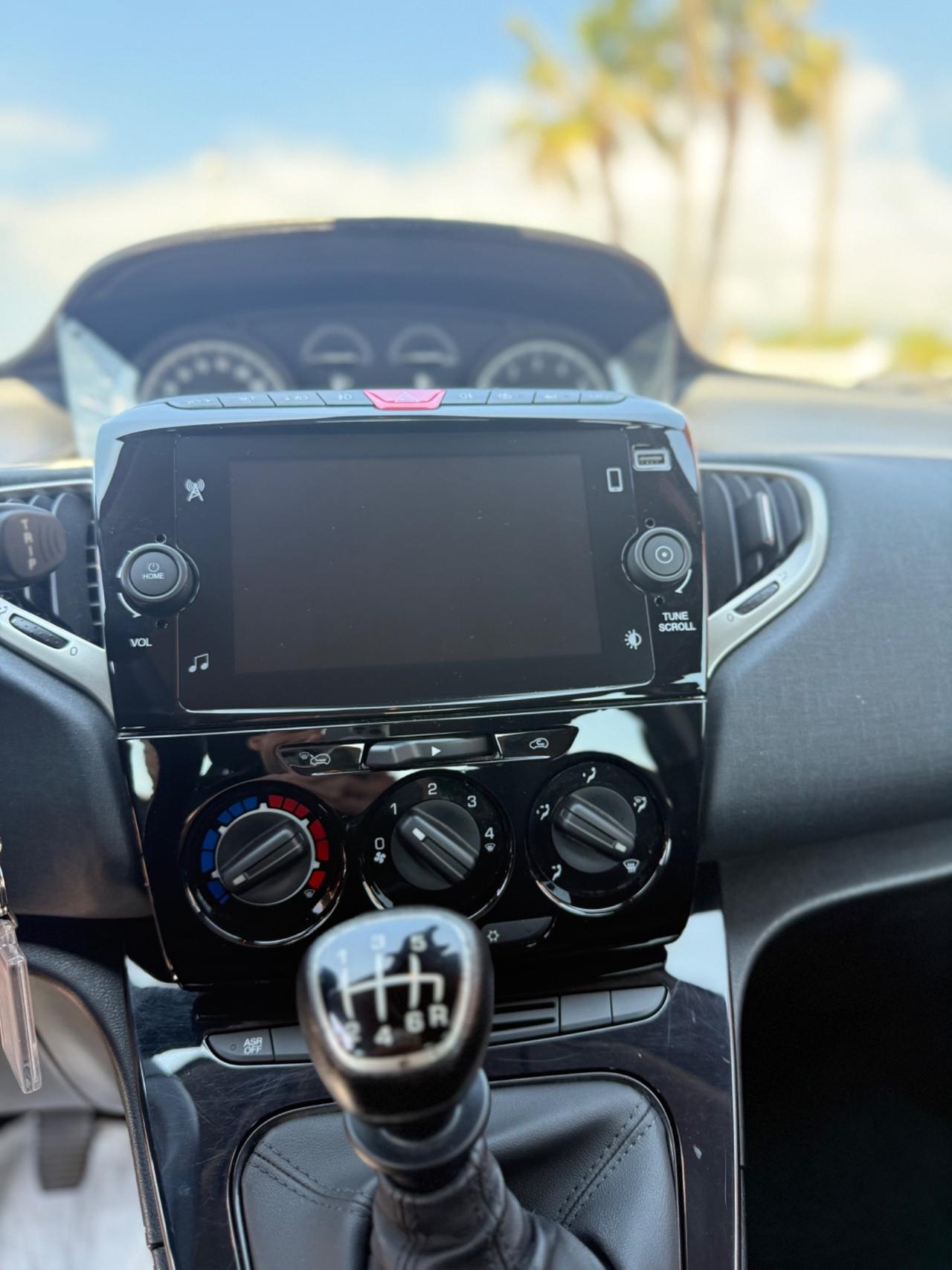 Lancia Ypsilon 1.0 Hybrid 69cv