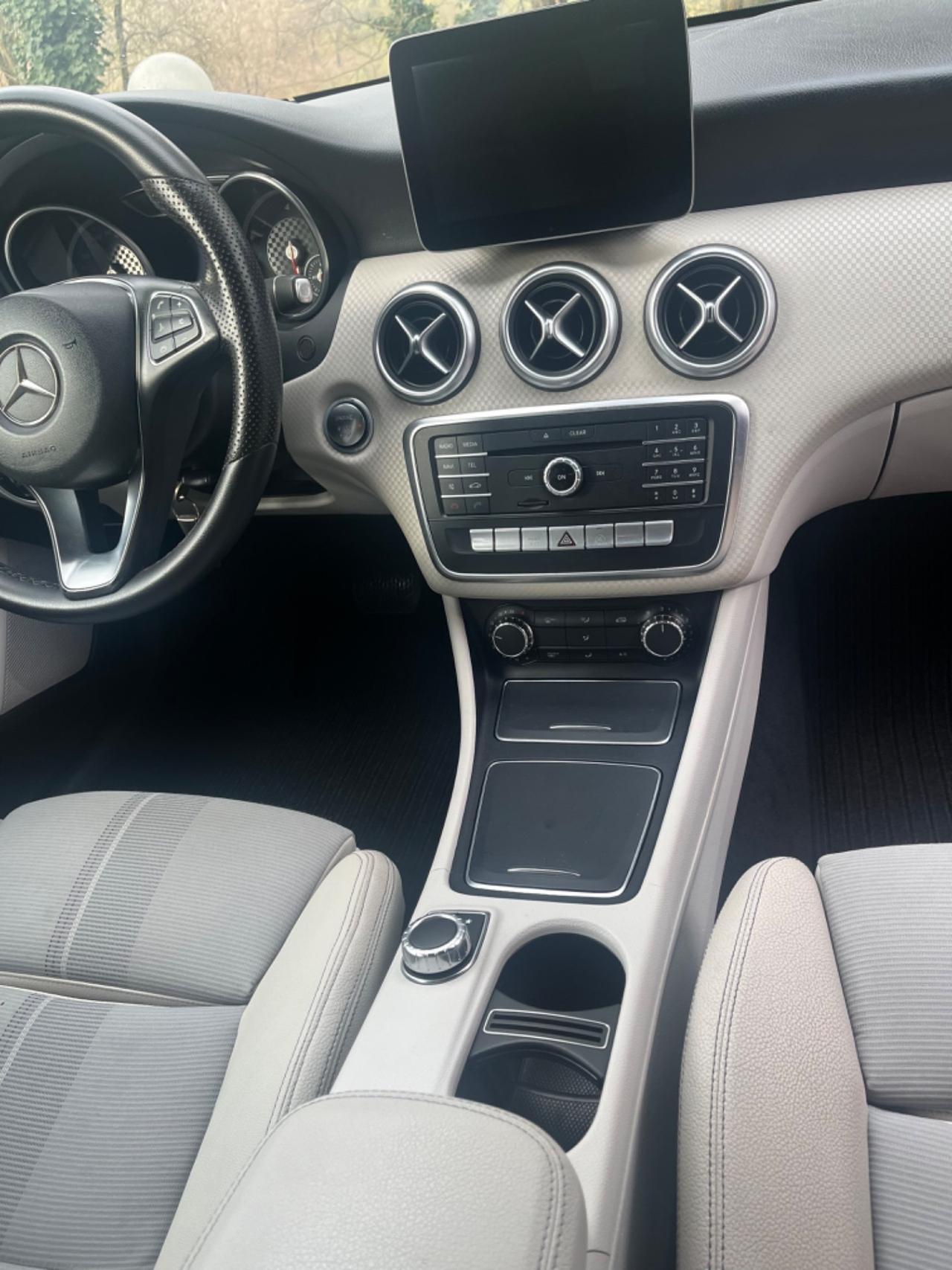 MERCEDES A 180 PREMIUM RESTYLING AUTOMATIC
