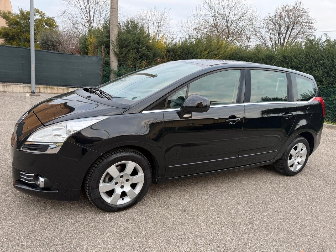 Peugeot 5008 1.6 hdi - NEOP. - 12 MESI DI GARANZIA -