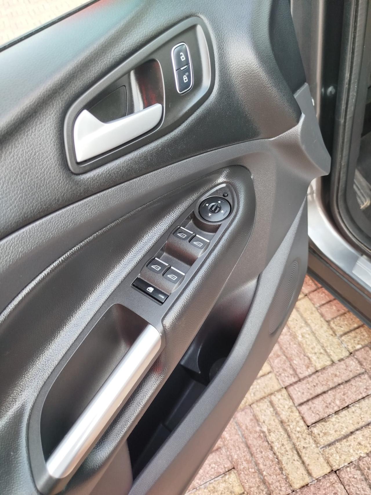Ford Kuga 1.5 TDCI 120 CV S&S 2WD Powershift ST-Line