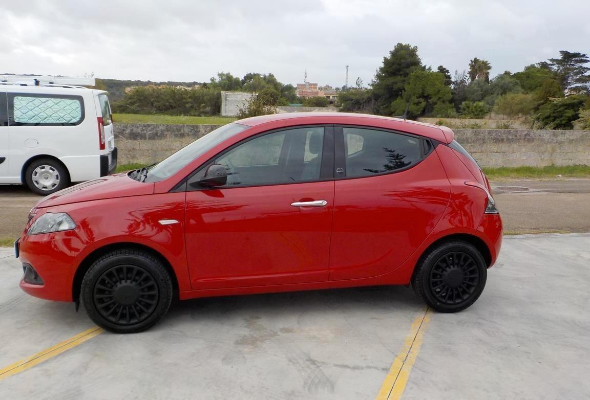 Lancia Ypsilon 1.0 FireFly 5 porte S&S Hybrid Ecochic Silver