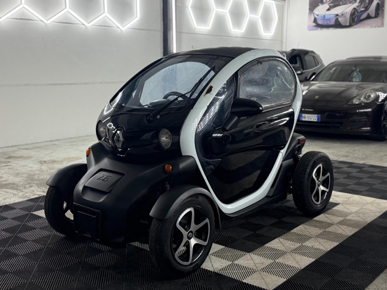 Renault Twizy 45 patente Si guida con AM