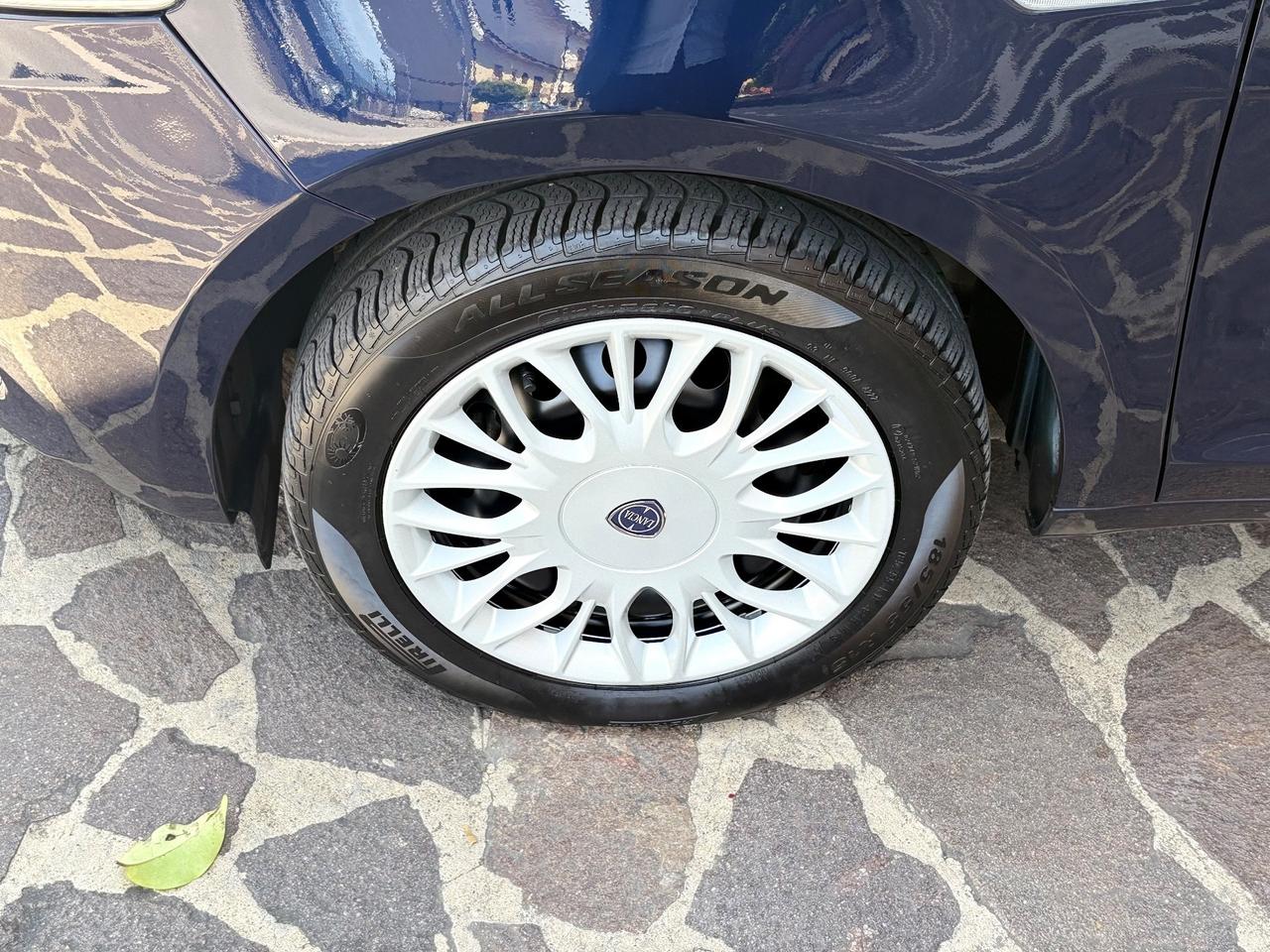 Lancia Ypsilon 1.2 69 CV 5P Gold UCONNECT Blue&Me