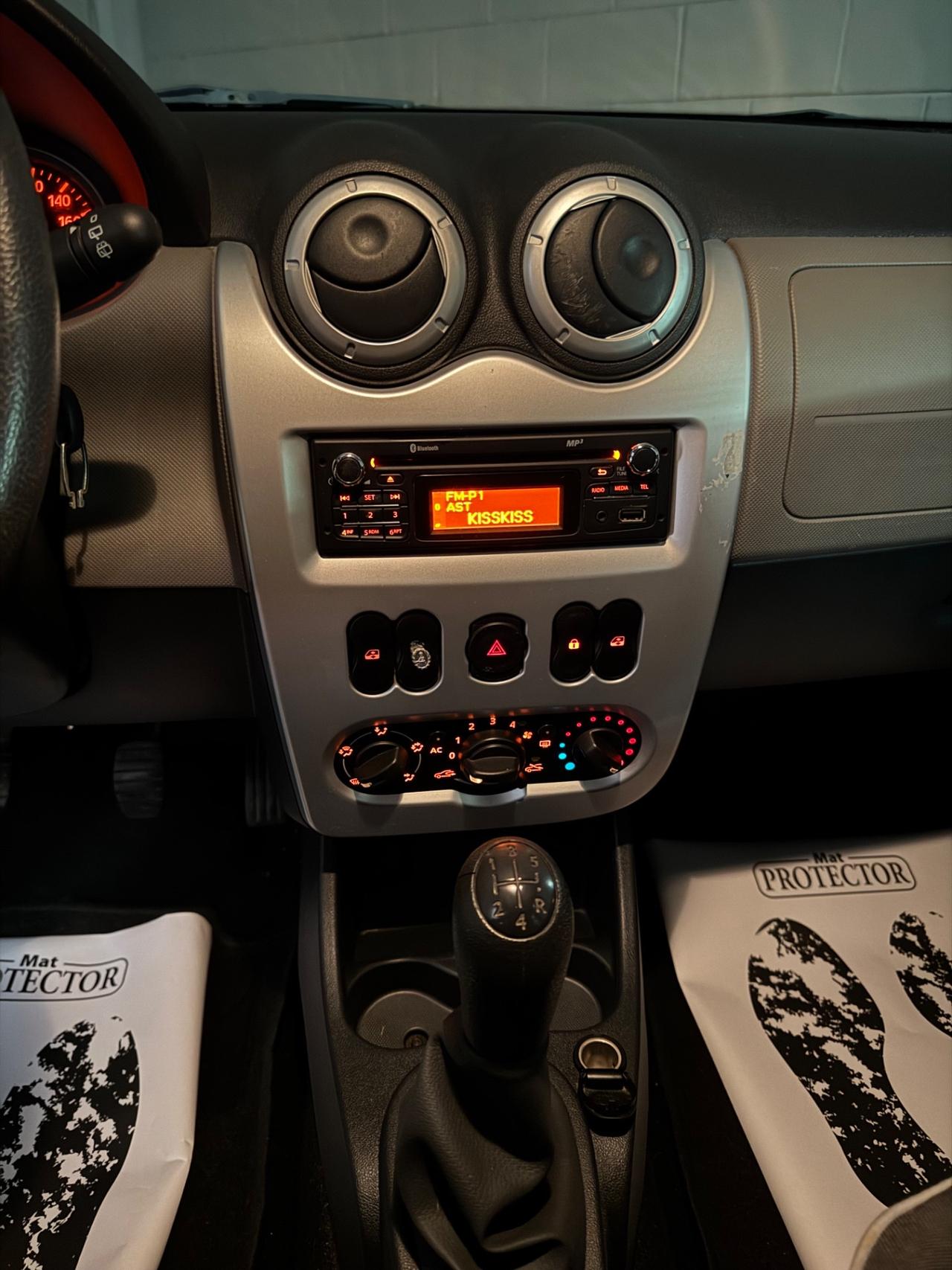 Dacia Sandero 1.2 16V Embleme Adatta a neopatentati