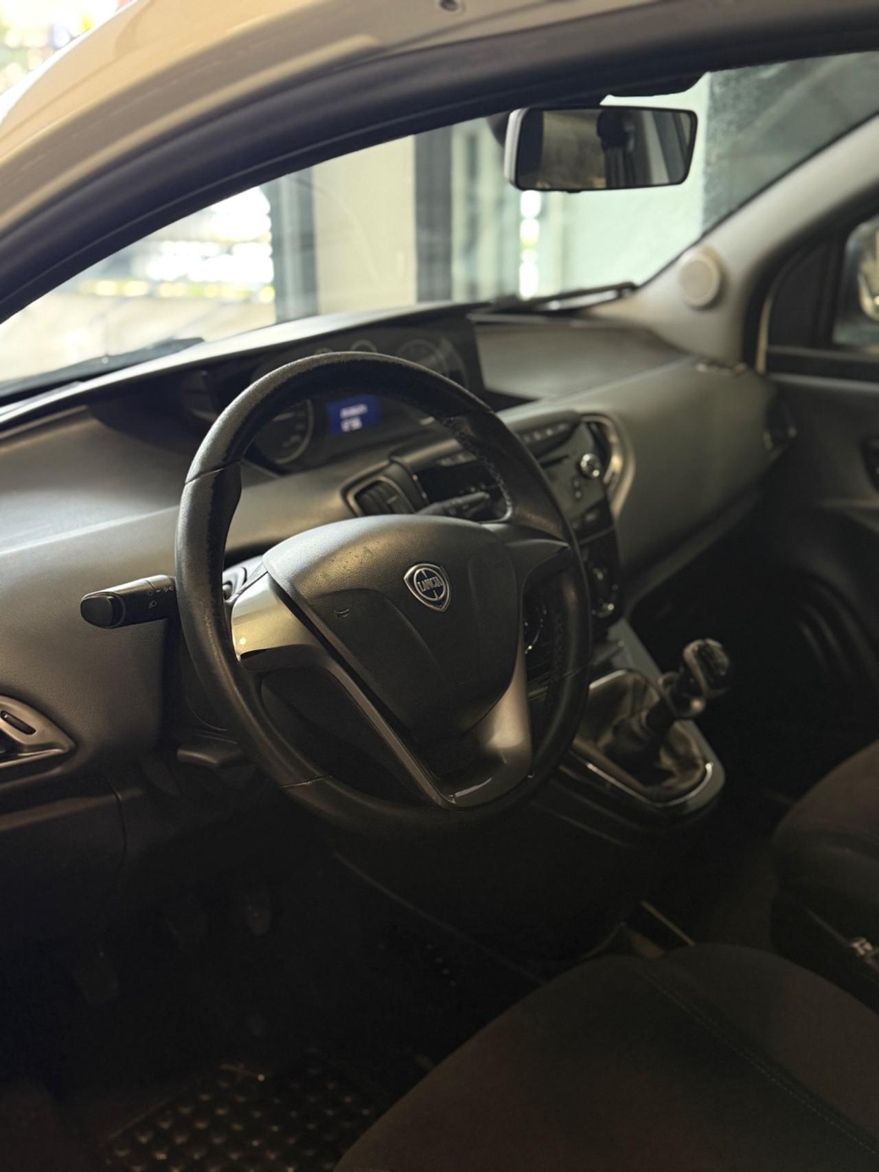 Lancia Ypsilon 1.2 69 CV 5 porte S&S Silver