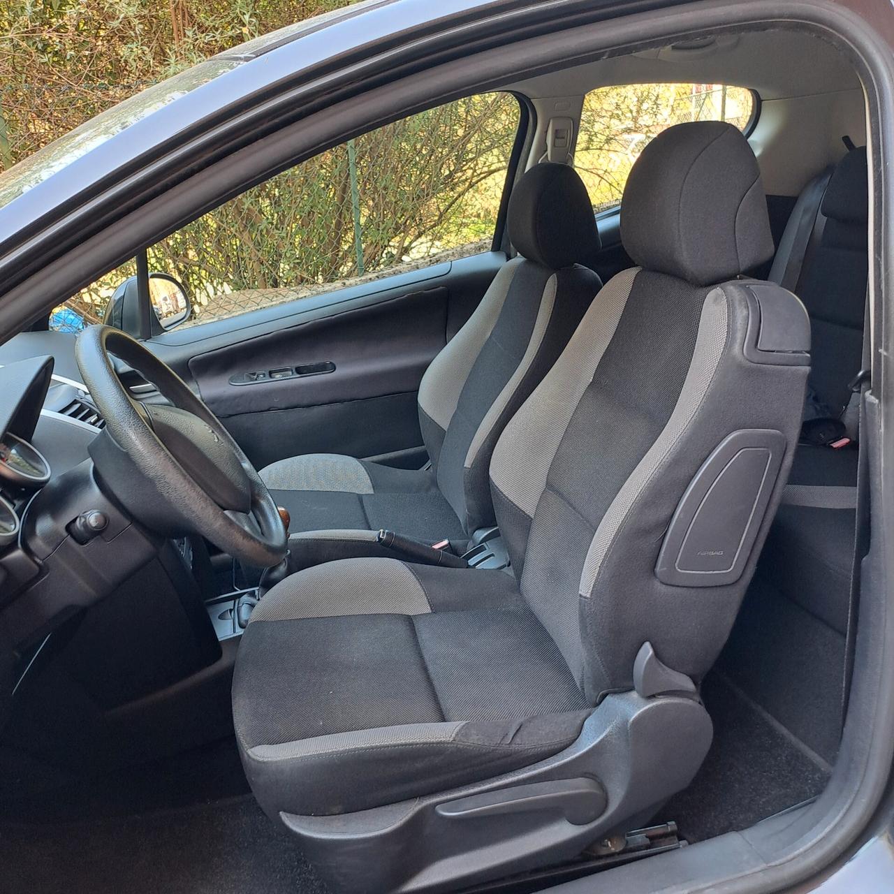 Peugeot 207 NEOPATENTATI