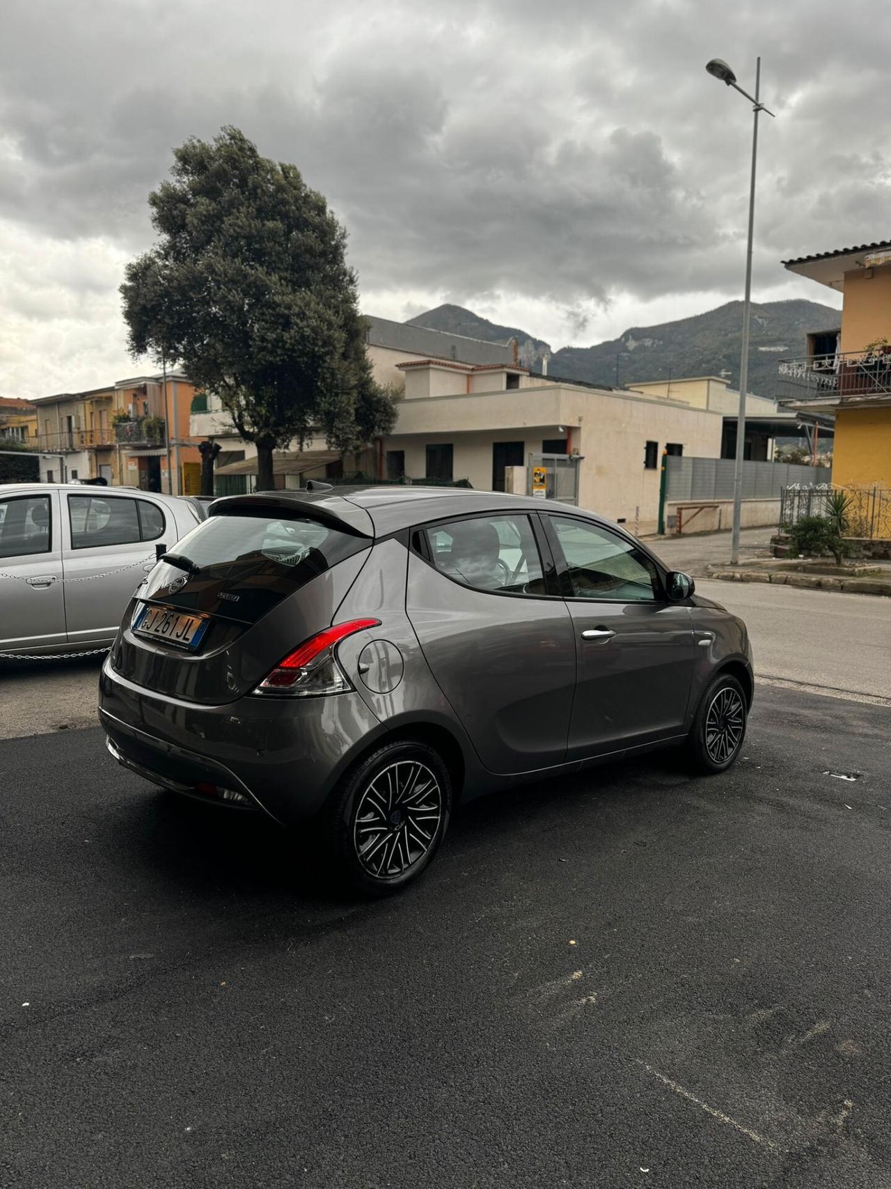 Lancia Ypsilon 1.0 FireFly 5 porte S&S Hybrid Ecochic Silver