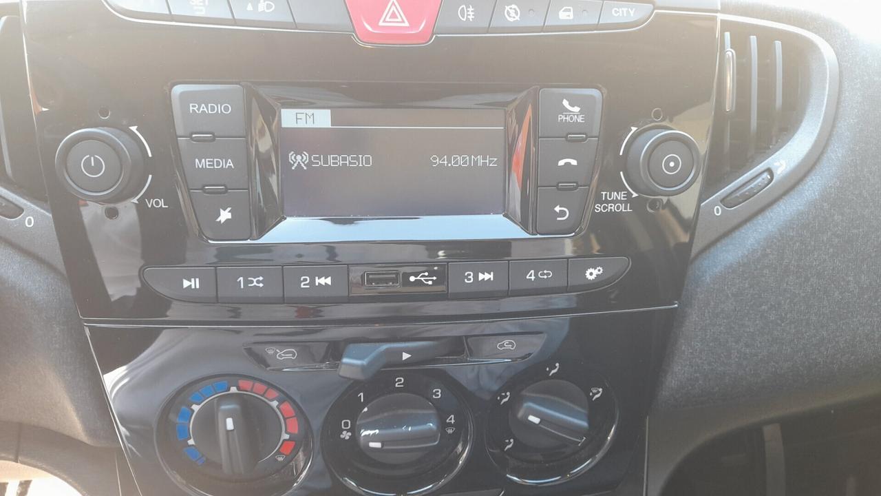 Lancia Ypsilon 1.0 FireFly 5 porte S&S Hybrid Ecochic Silver