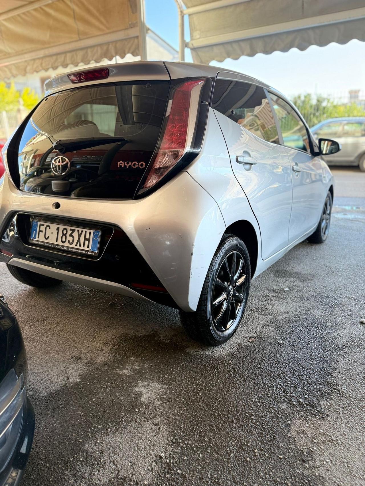 Toyota Aygo 1.0 VVT-i 69 CV 5 porte x-play