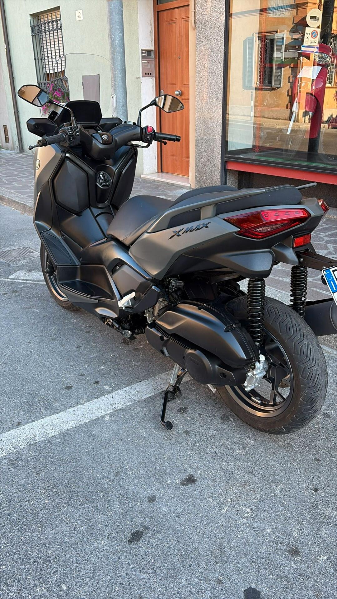 Yamaha X-Max 125 colorazione Tech Kamo