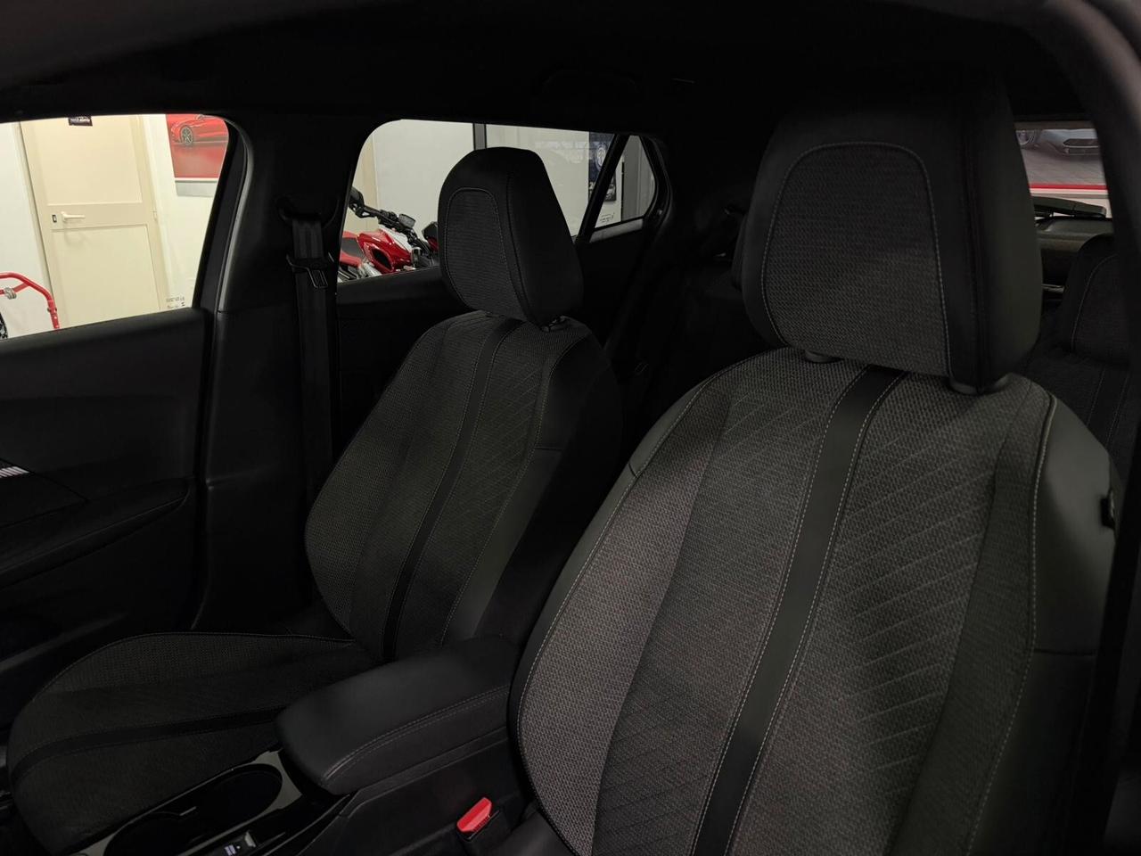 Peugeot 2008 BlueHDi 130 S&S EAT8 Allure