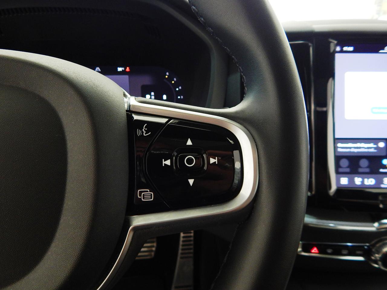 Volvo XC60 2.0 b4 R-Design AWD Aut. TETTO-NAVI-PELLE-PARK-LED