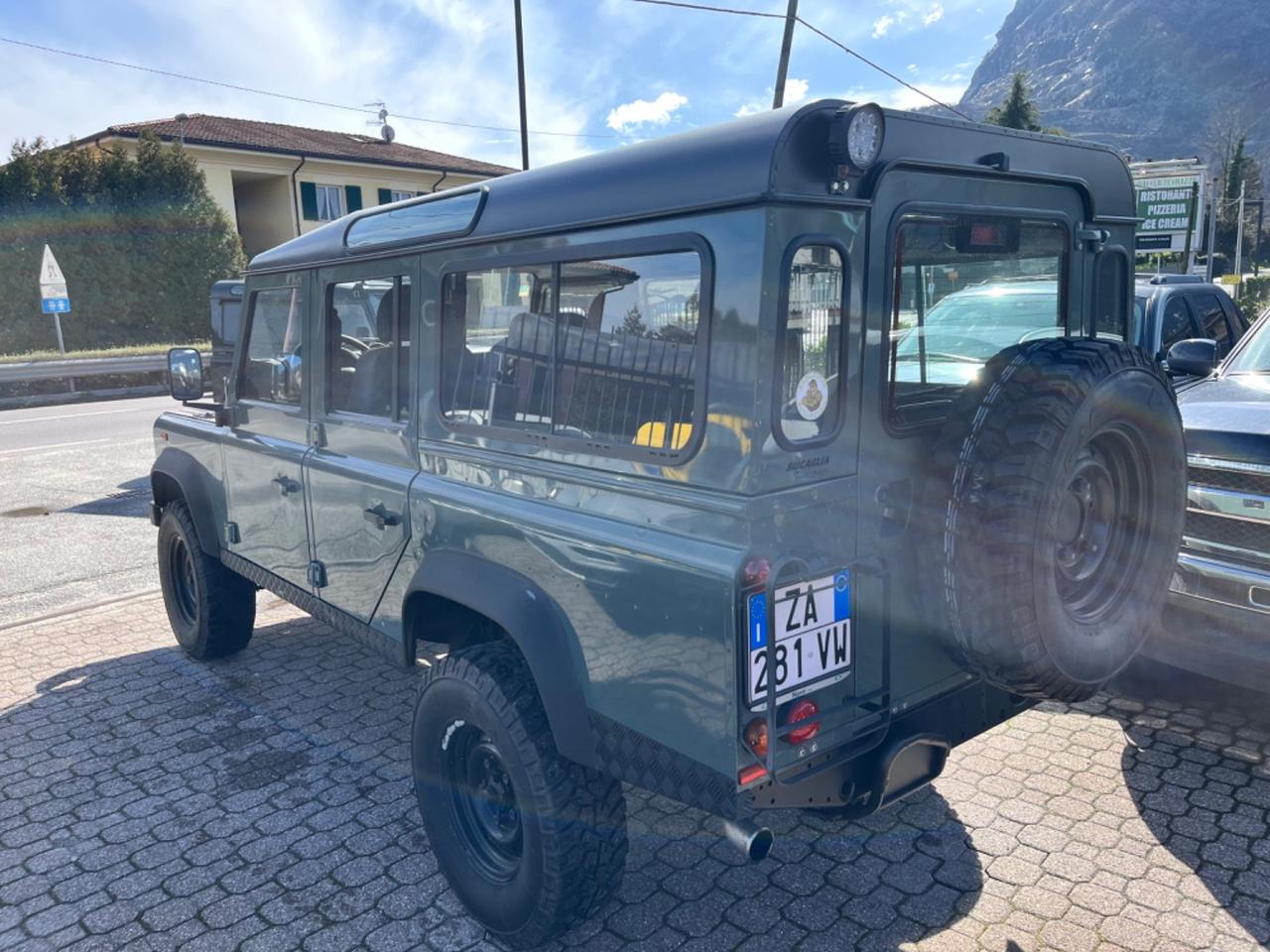 Land Rover Defender 110 2.4 TD4 Station Wagon SE