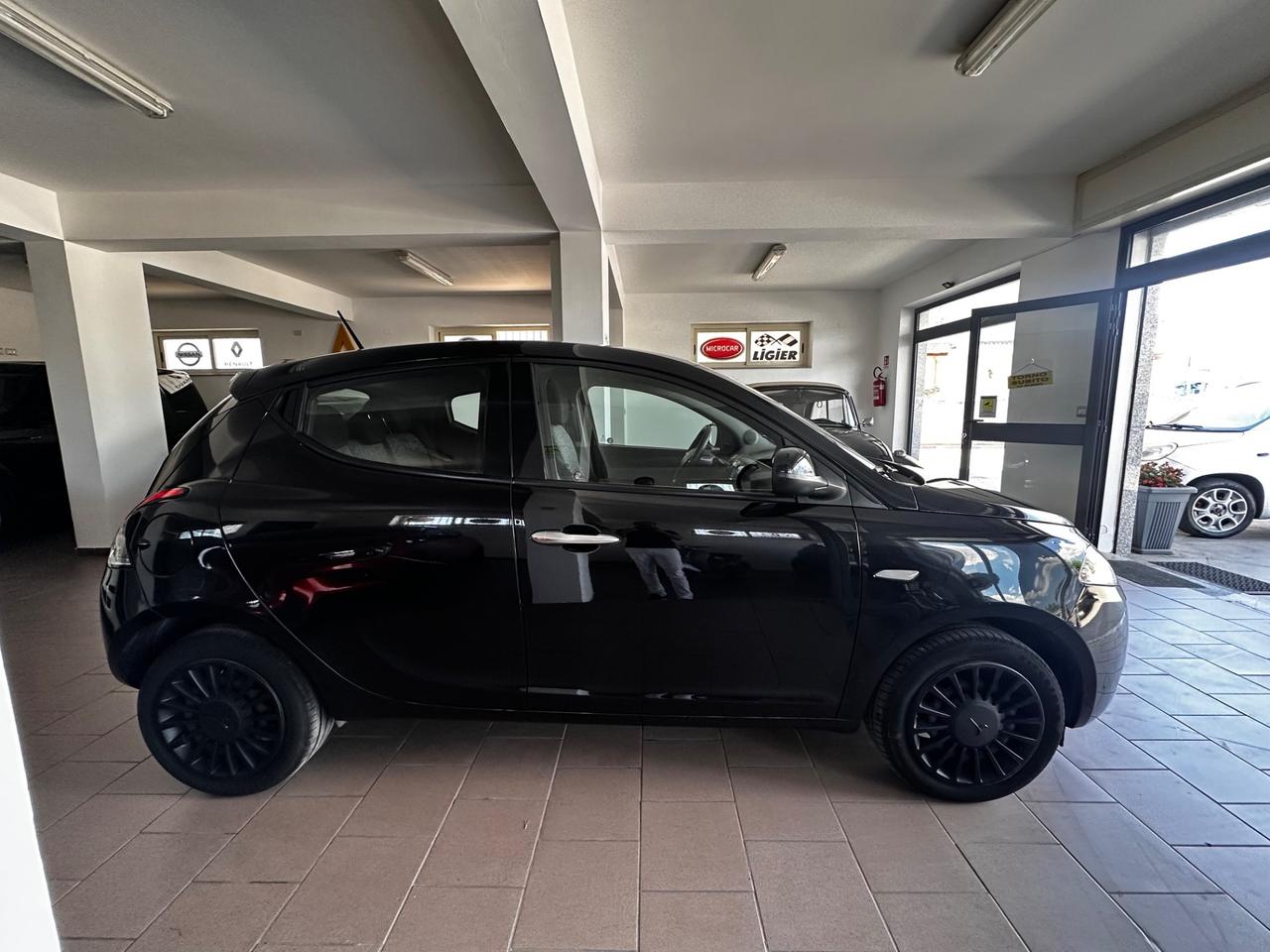 Lancia Ypsilon 1.0 FireFly 5 porte S&S Hybrid Silver