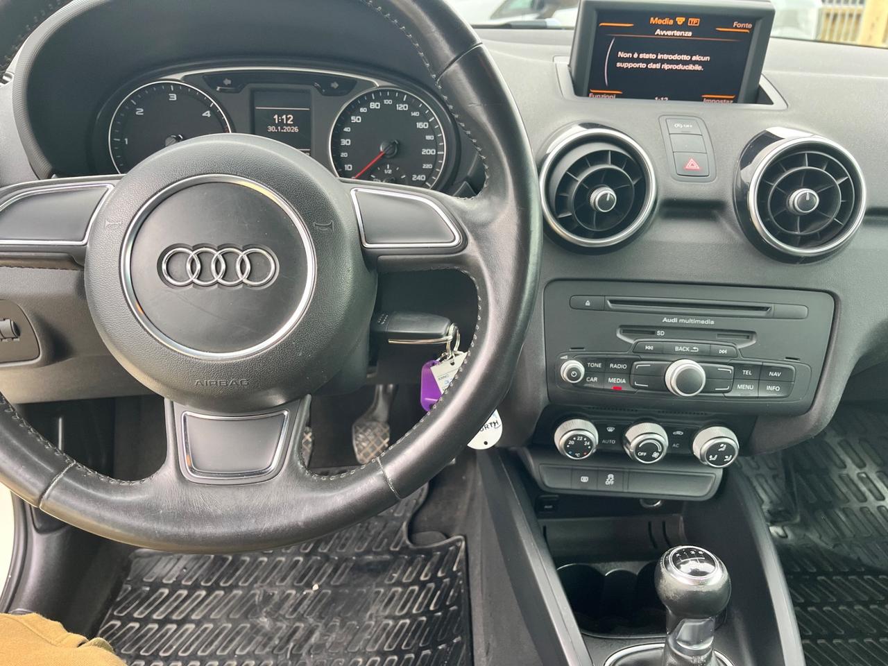 Audi A1 1.6 TDI anno 2011 fari uxeno