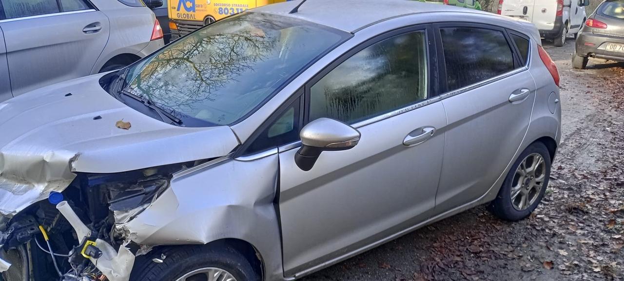 Ford Fiesta 1.5 TDCi 75CV 5 porte Titanium incidentata