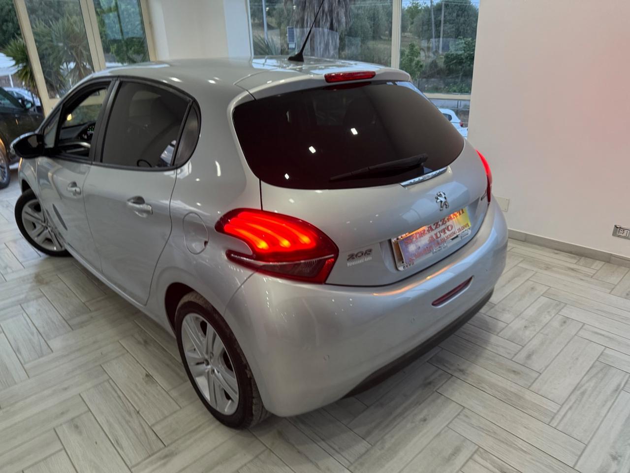Peugeot 208 1.2 VTI 82 5P Allure STYLE+NAVI/LED2017