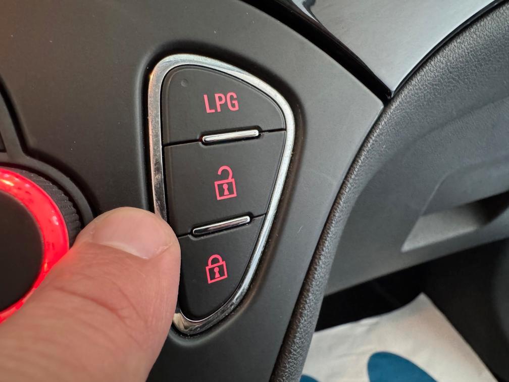 Opel Corsa 5 Porte 5P GPL Tech 90 cv Bicolor Cruise Bluetooth