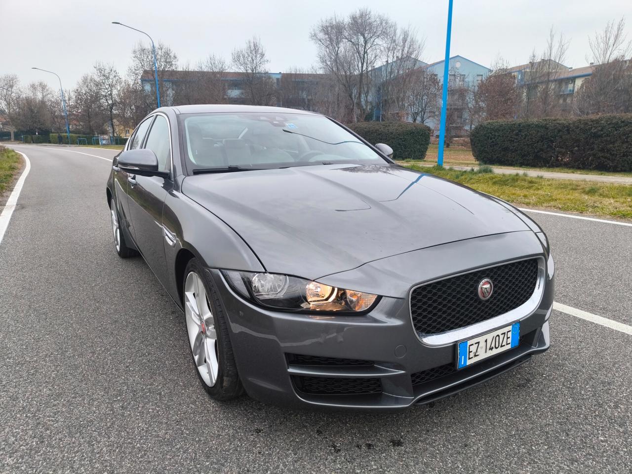 JAGUAR XE 2,0 180CV- AUTOMATICA-EURO 6- MOTORE NUOVO