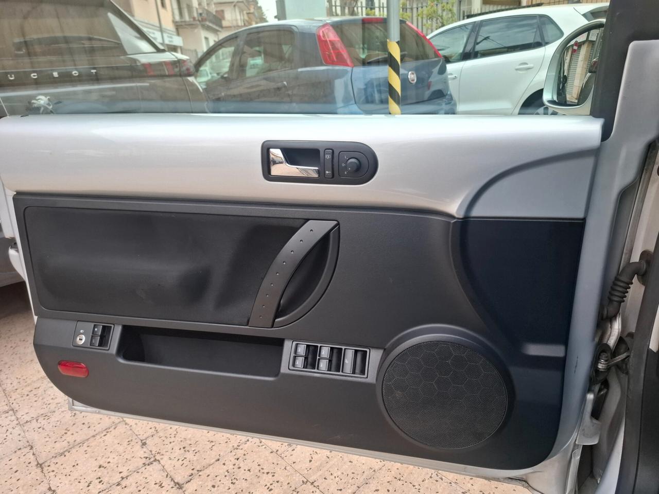 Volkswagen New Beetle Cabriolet - 1.4-16V Highline