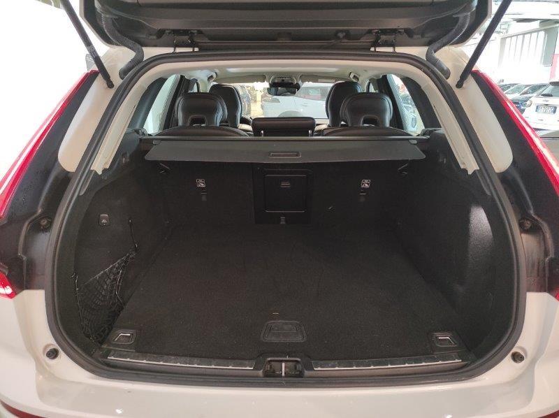 VOLVO XC60 (2017-->) - XC60 B4 Geartronic Momentum