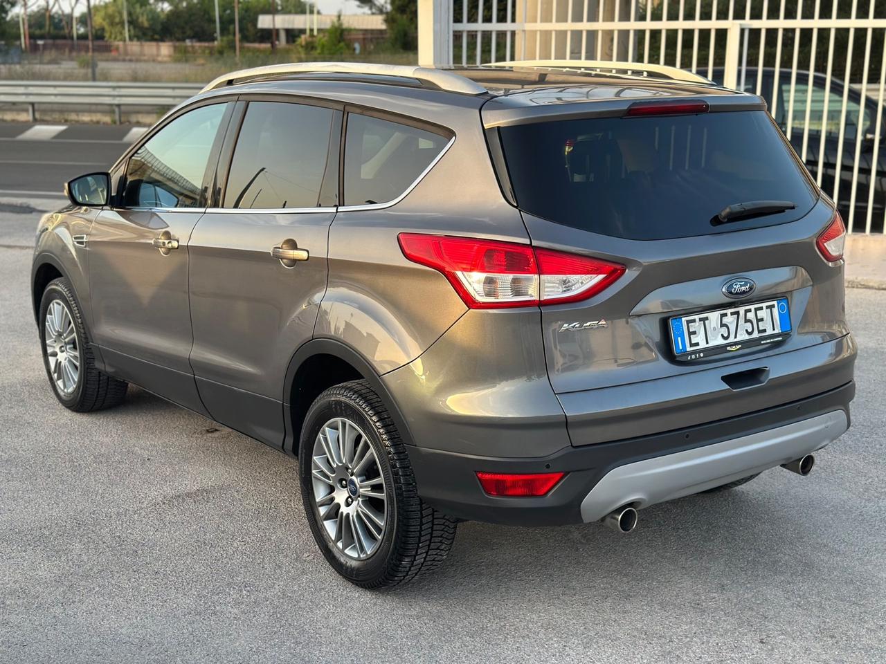 Ford Kuga 2014 2.0 TDCI 140 CV 4WD Titanium DA VETRINA