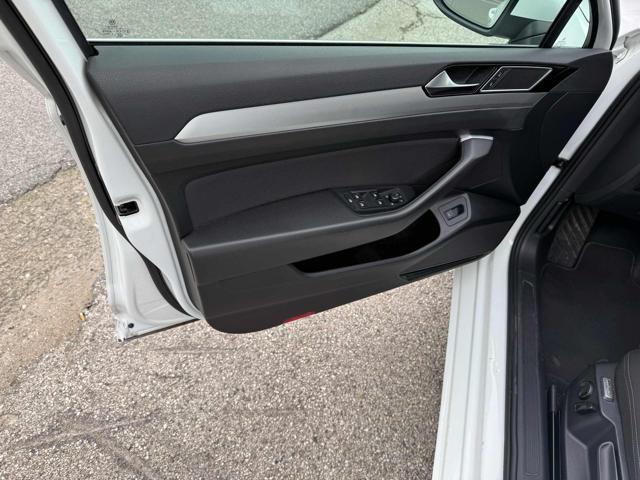 VOLKSWAGEN Passat Variant 1.6 TDI SCR DSG Business BMT