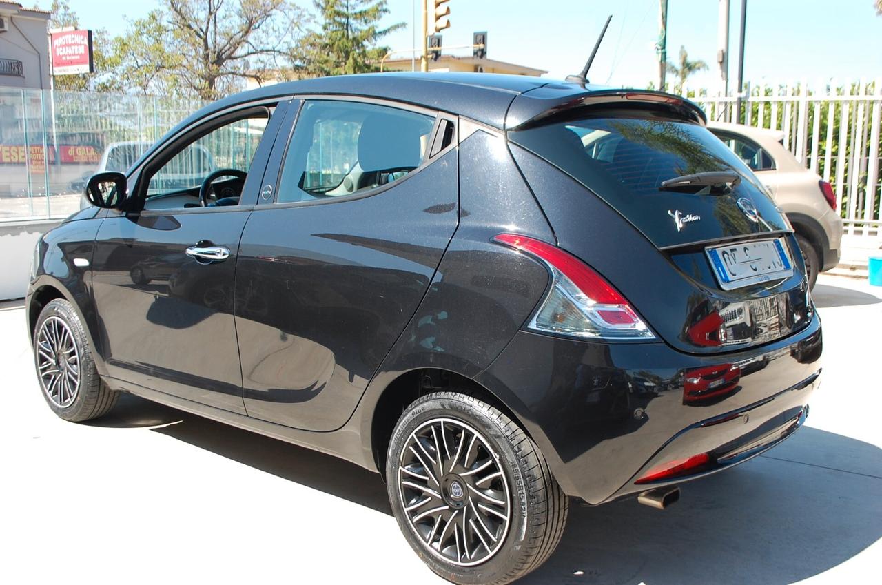 Lancia Ypsilon 1.0 firefly hybrid 70CV Gold S&S Uff Italy USB