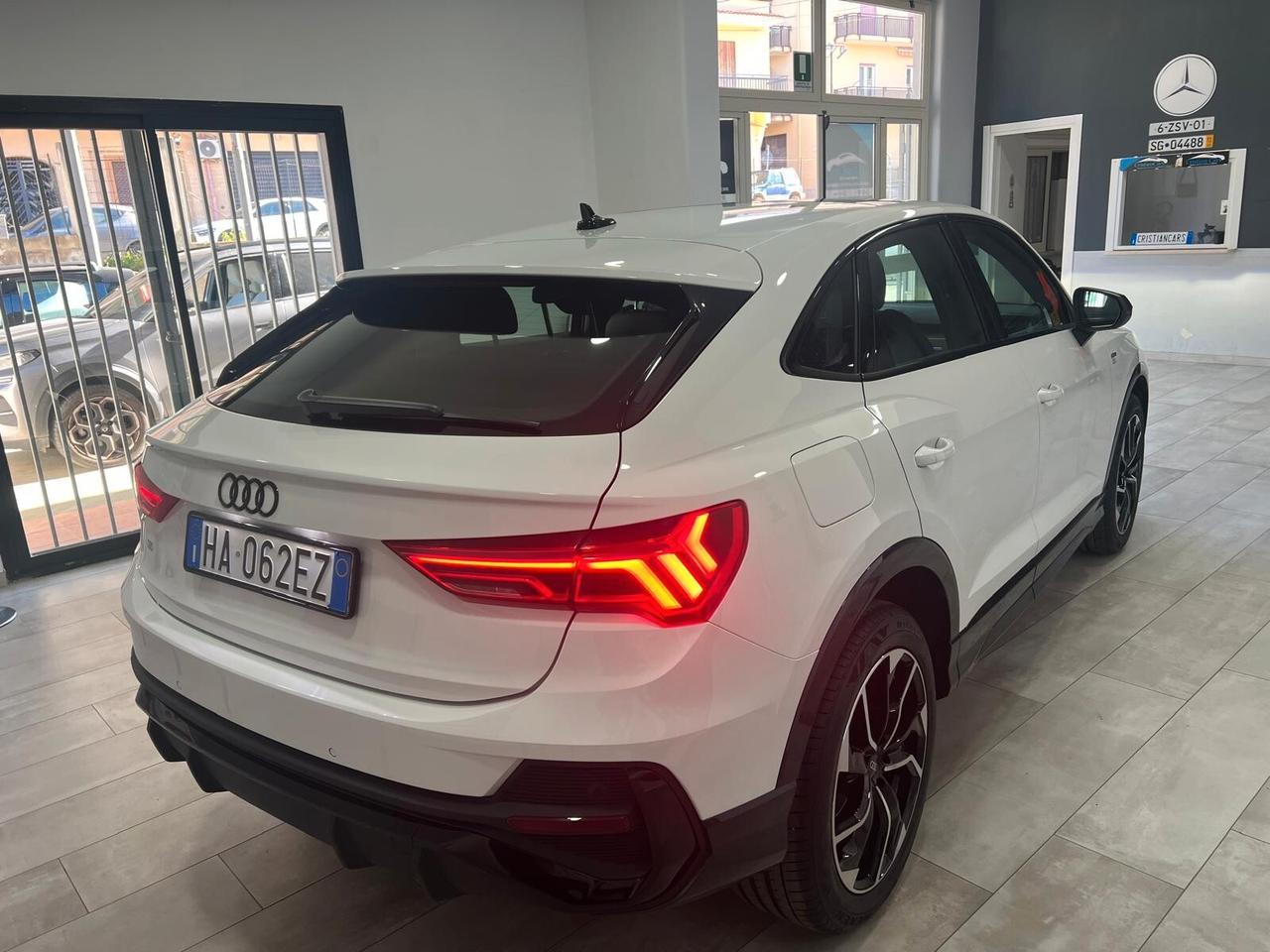 Audi Q3 35 TDI Identity Black