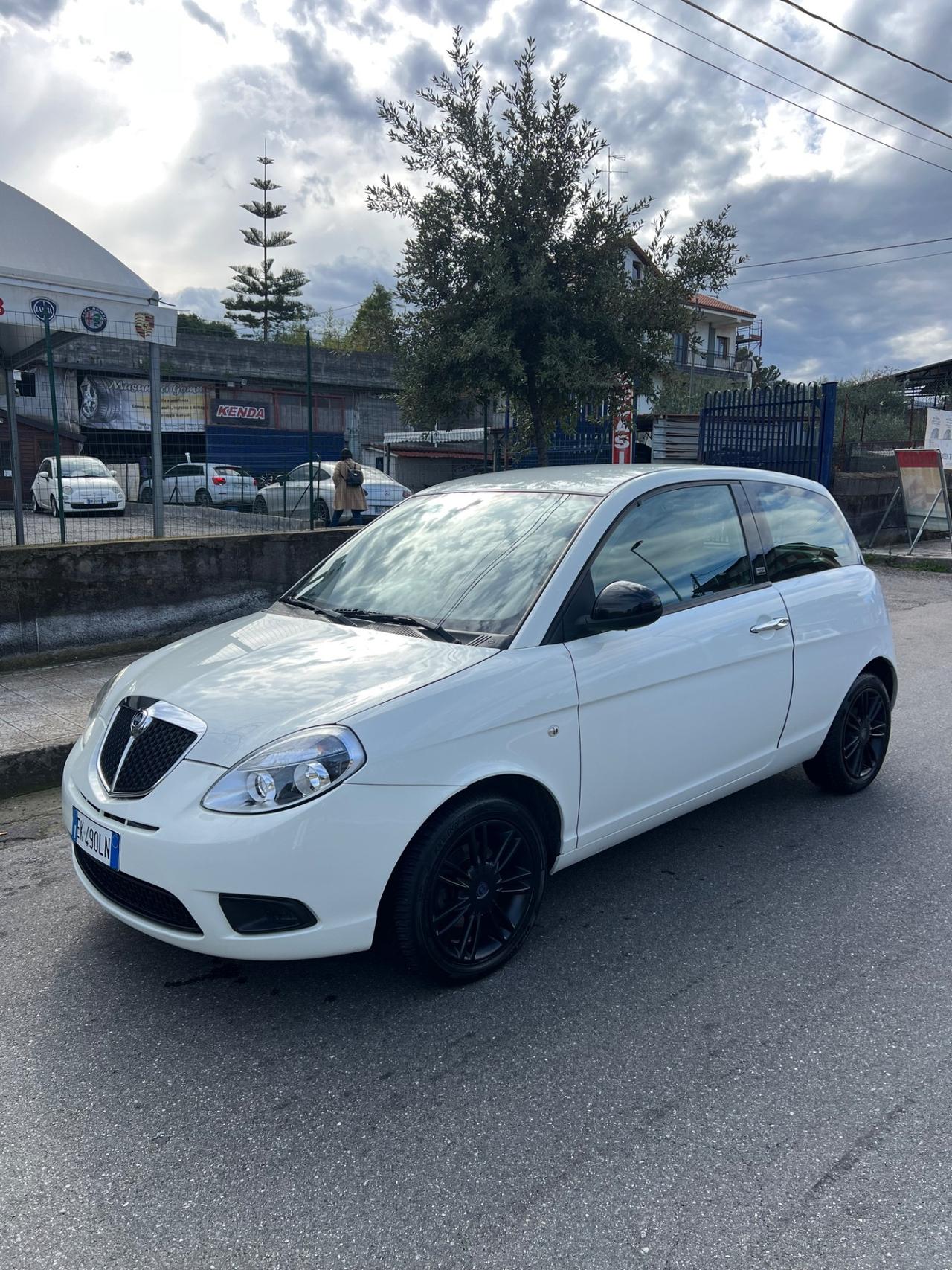 Lancia Ypsilon 1.3 MJT 75 CV Unyca