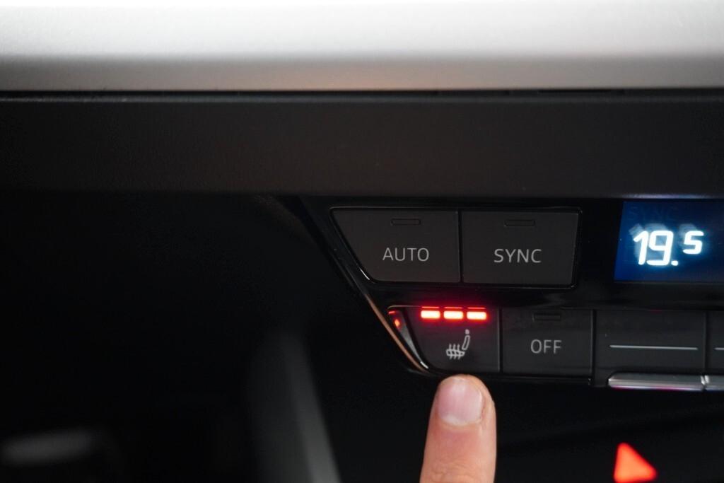 AUDI Q4 40 E-TRON 204CV AUTOMATIC BUSINESS ( FARI LED - VIRTUAL COCKPIT - ADAPTIVE CRUISE - CLIMA TRIZONA - NAVI - MIRROR - PDC - TELECAMERA POST. - CERCHI 19 )