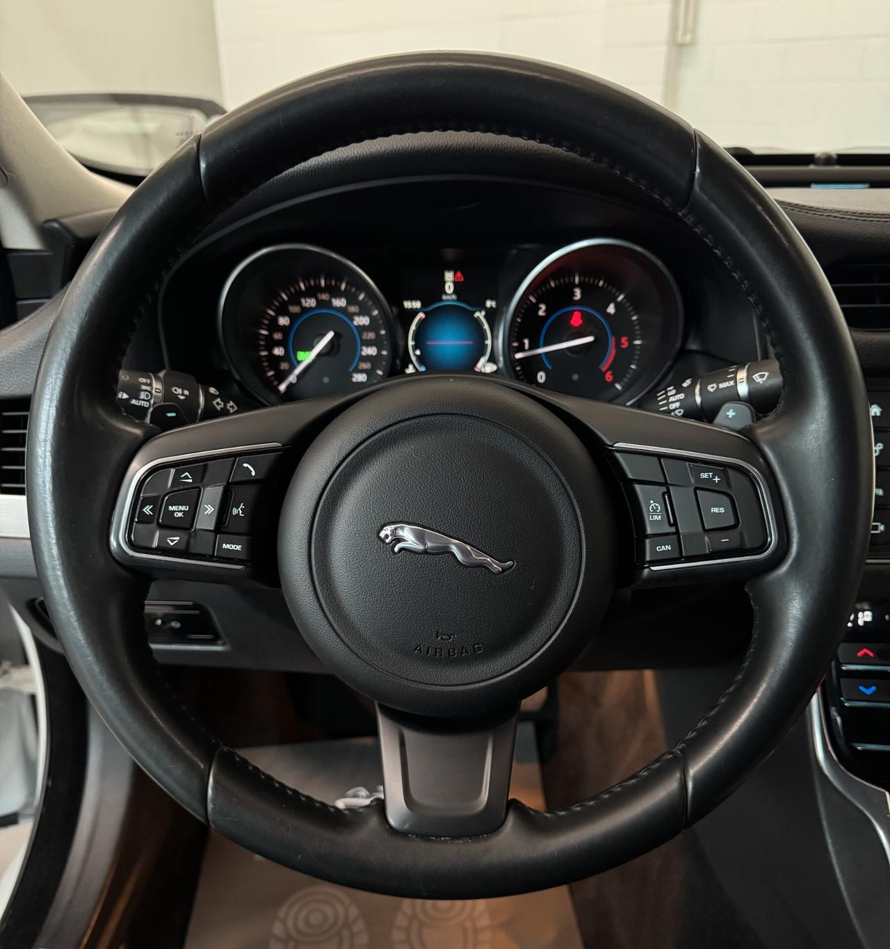 Jaguar XF 2.0cc 180cv Automatica Navigatore Finanziabile