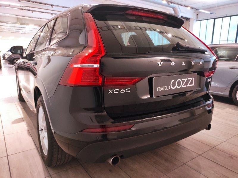 VOLVO XC60 (2017-->) - XC60 B4 (d) AWD Geartronic Momentum