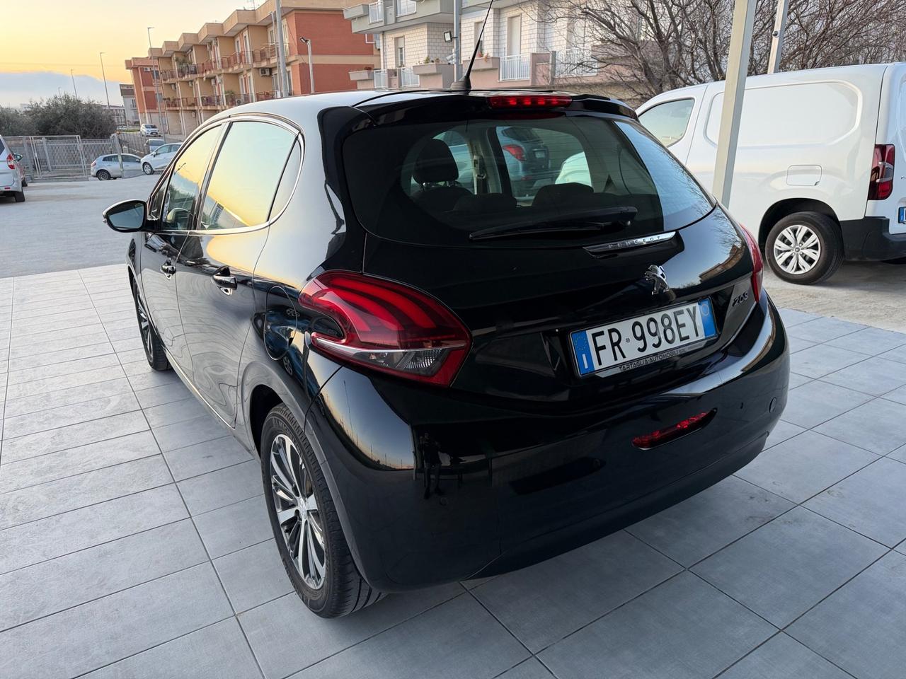 Peugeot 208 PureTech 82 5p. GPL Allure