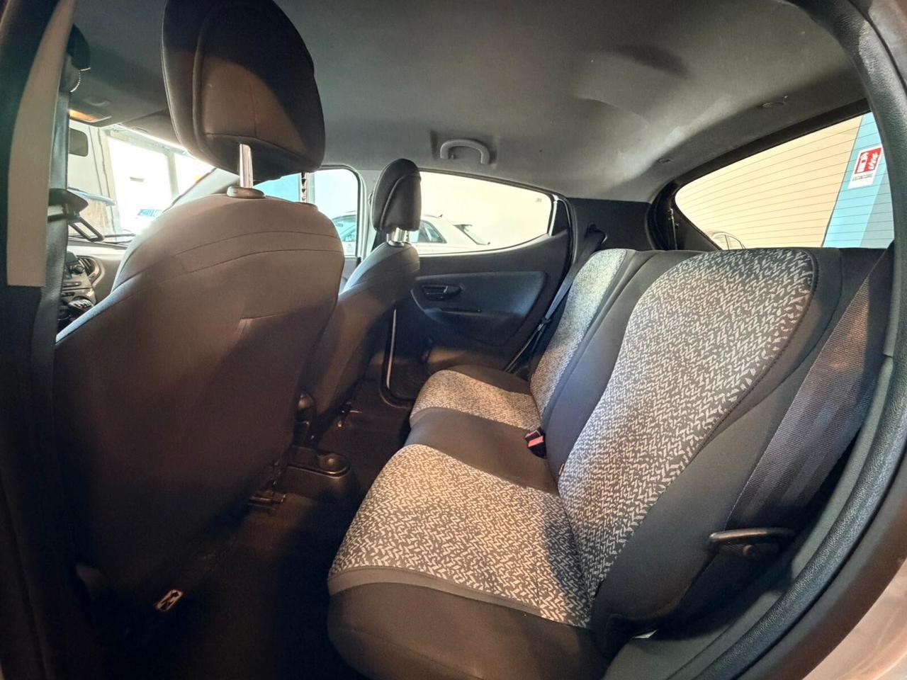 Lancia Ypsilon 1.0 FireFly 5 porte S&S Hybrid Ecochic Silver