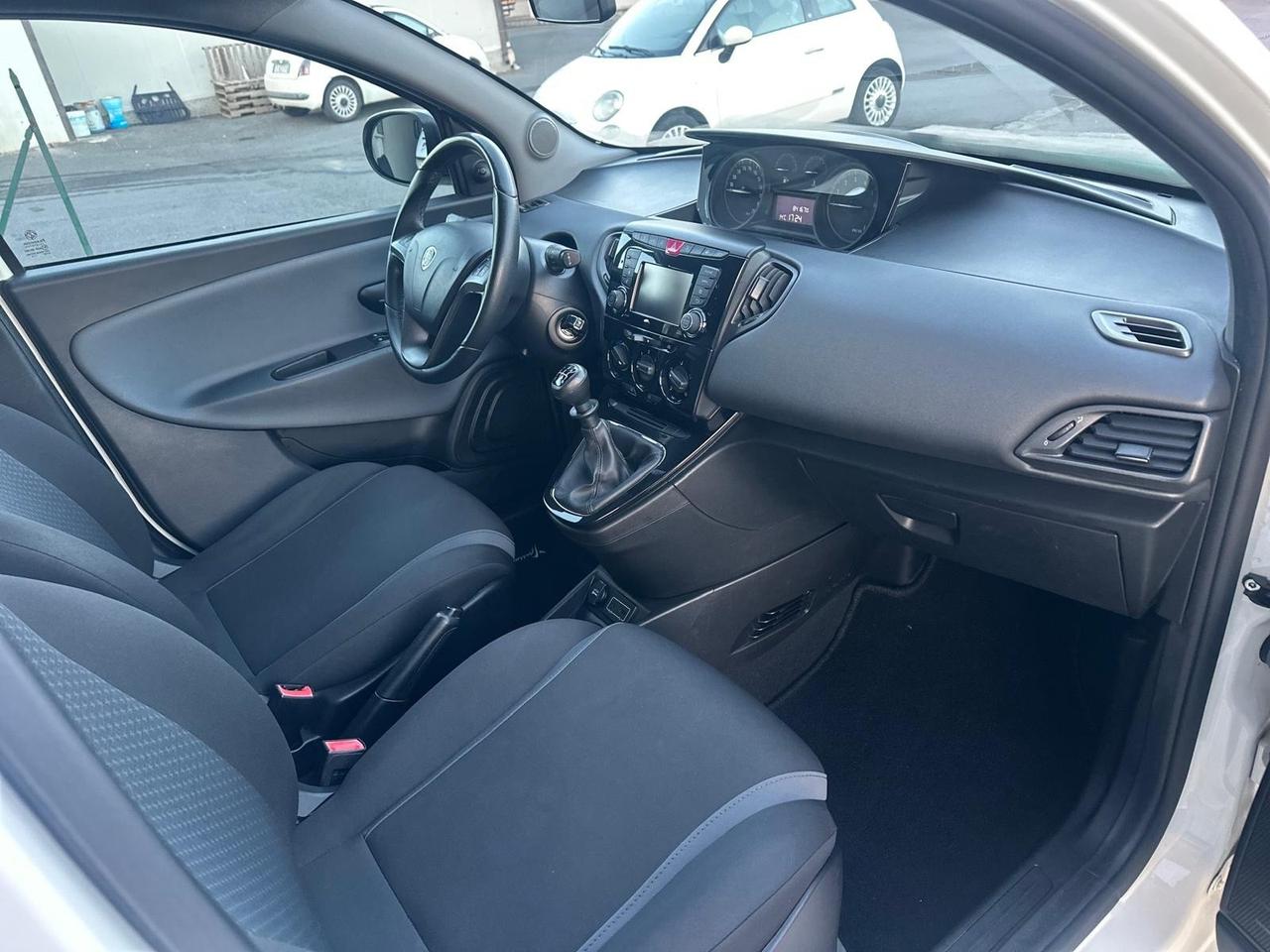 Lancia Ypsilon 1.2 69 CV 5 porte Platinum