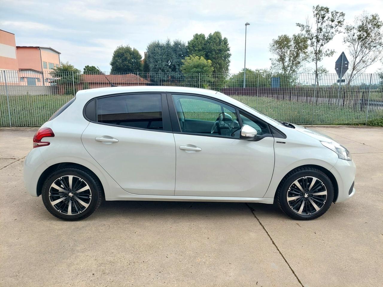 PEUGEOT 208 1.2 Pure Tech Signature 5p - 2019