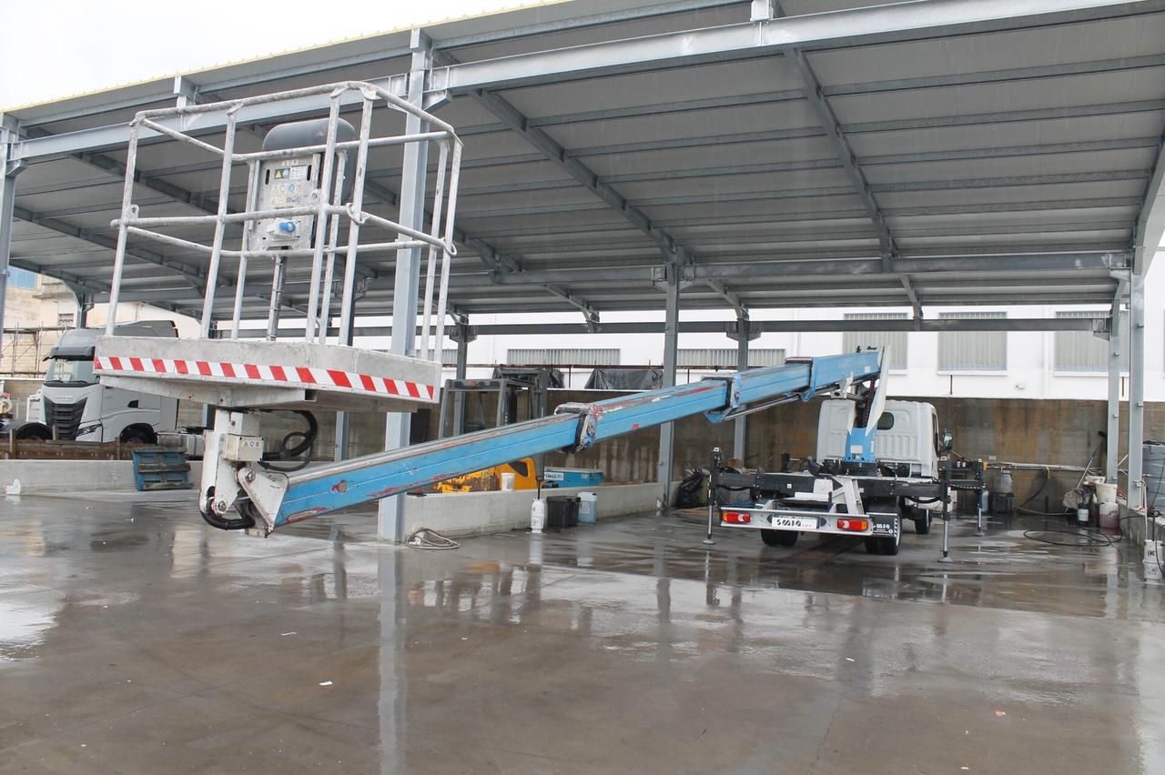 Nissan Cabstar piattaforma aerea Isoli 24 metri