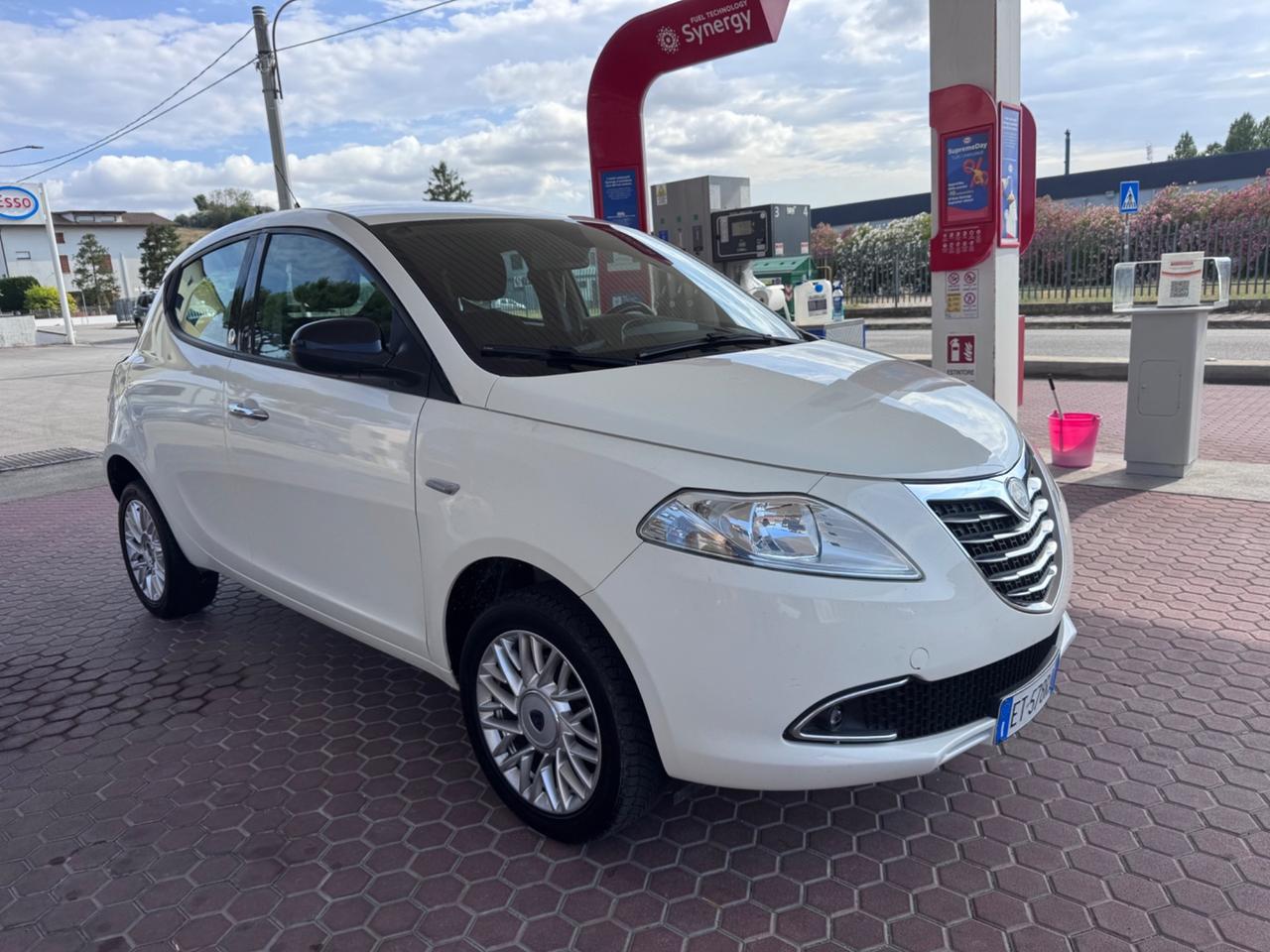 Lancia Ypsilon 0.9 TwinAir 85 CV 5 porte Metano Ecochic Silver