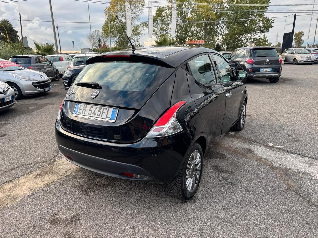 Lancia Ypsilon 0.9 TWINAIR 85CV DFN AUTOM GOLD 2012
