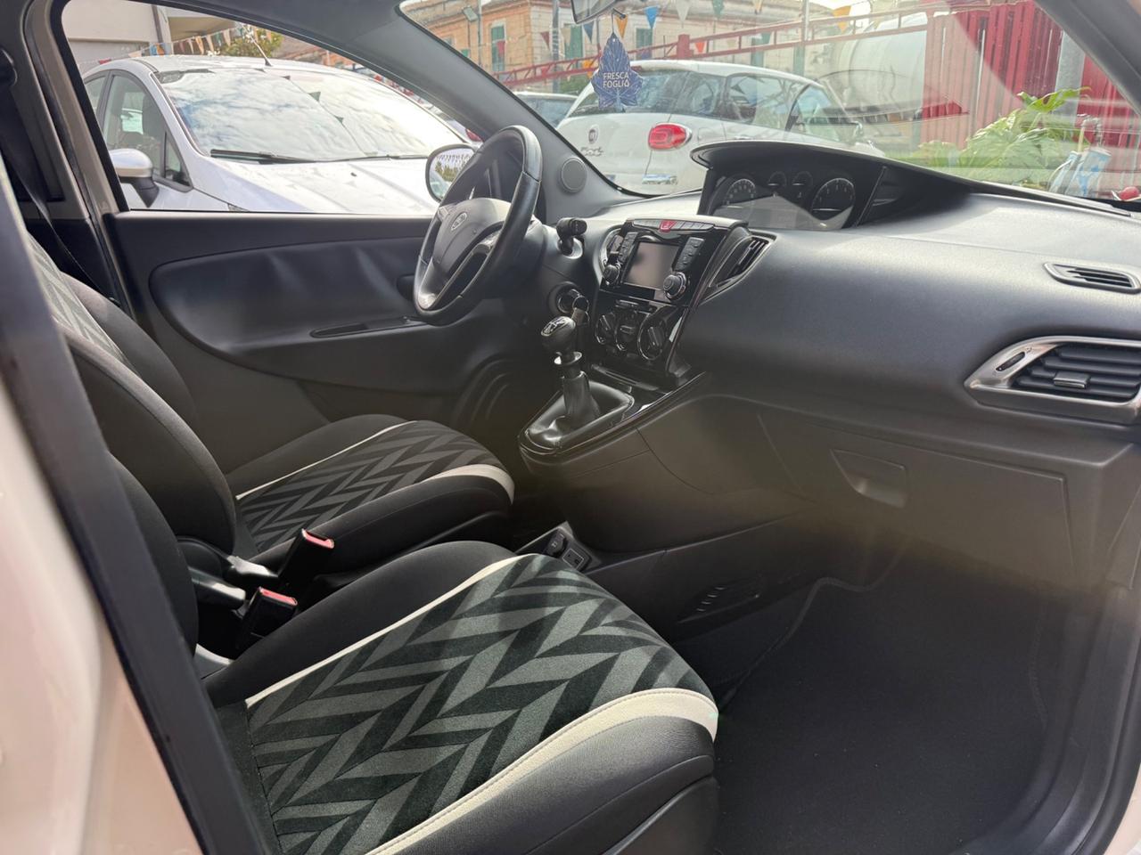 Lancia Ypsilon 1.2 69 CV 5 porte Unyca limited edition