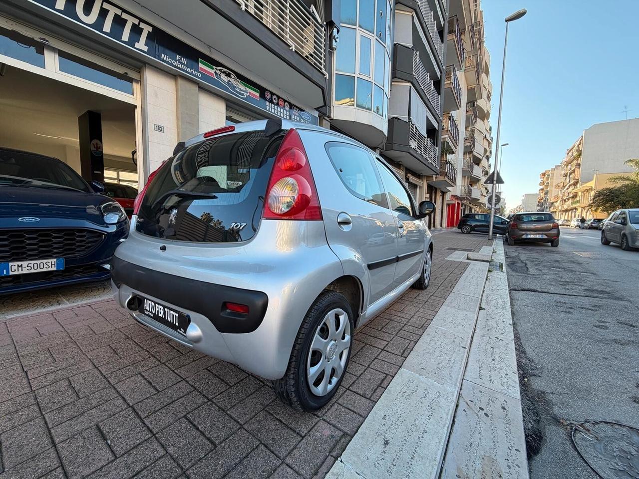 Peugeot 107 1.0 68CV 5p. CAMBIO AUTOMATICO