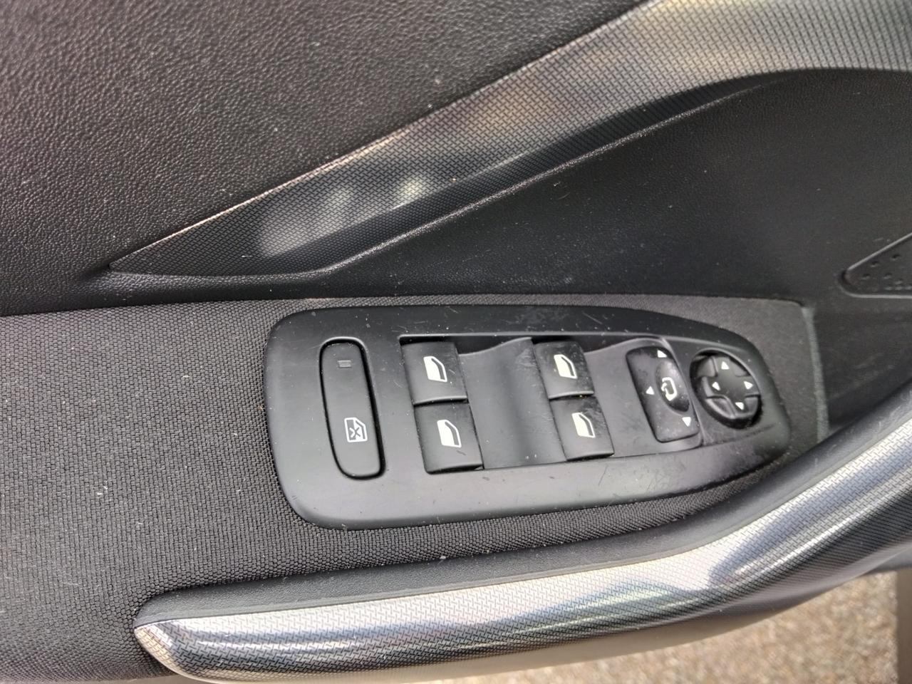 Peugeot 2008 PureTech 82 ETG5 Automatik S&S*Navi*Pelle