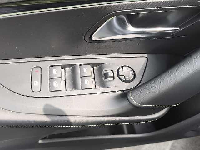 Peugeot 2008 PureTech 130 S&S EAT8 GT