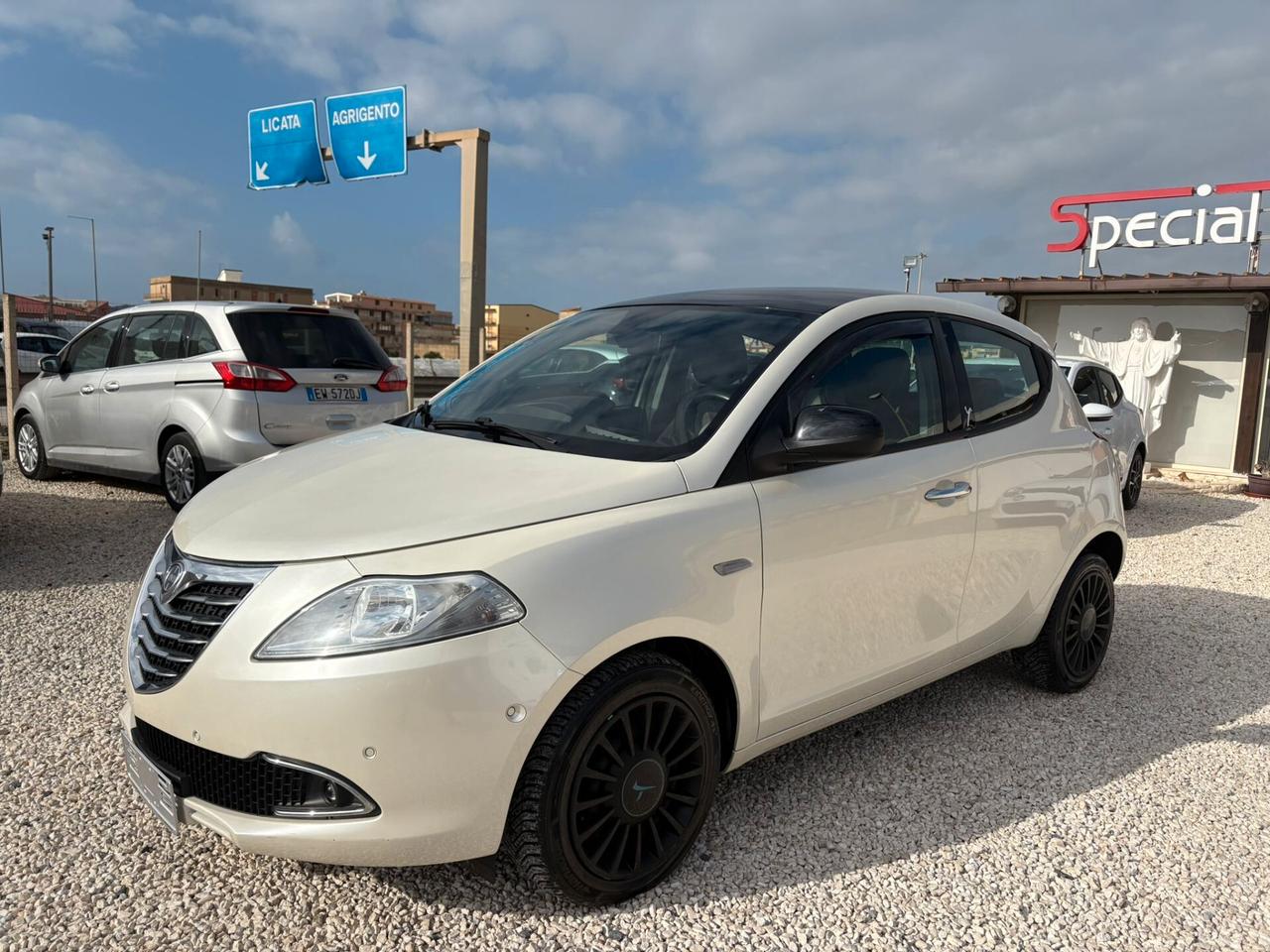Lancia Ypsilon 0.9 TwinAir 85 CV 5 porte S&S Black&Red